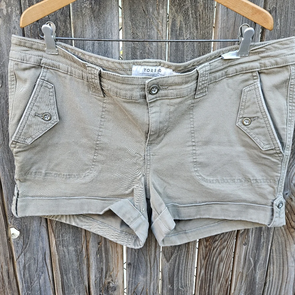 Torrid Women's Tan Shorts Size 18 - Picture 4 of 16